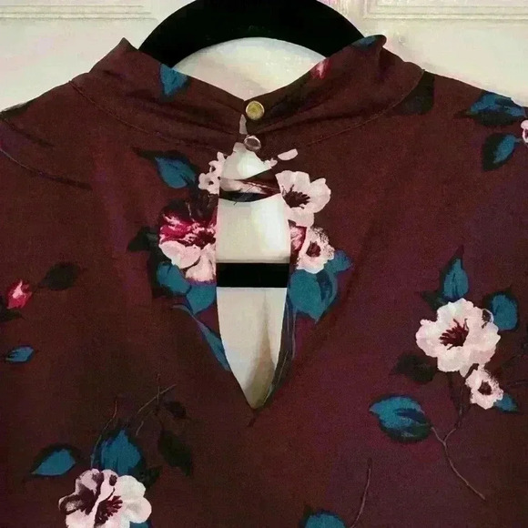 WHBM Whimsigoth Floral Plum Career Work Wear Twist Front Keyhole Knit Top Size X - Picture 6 of 11